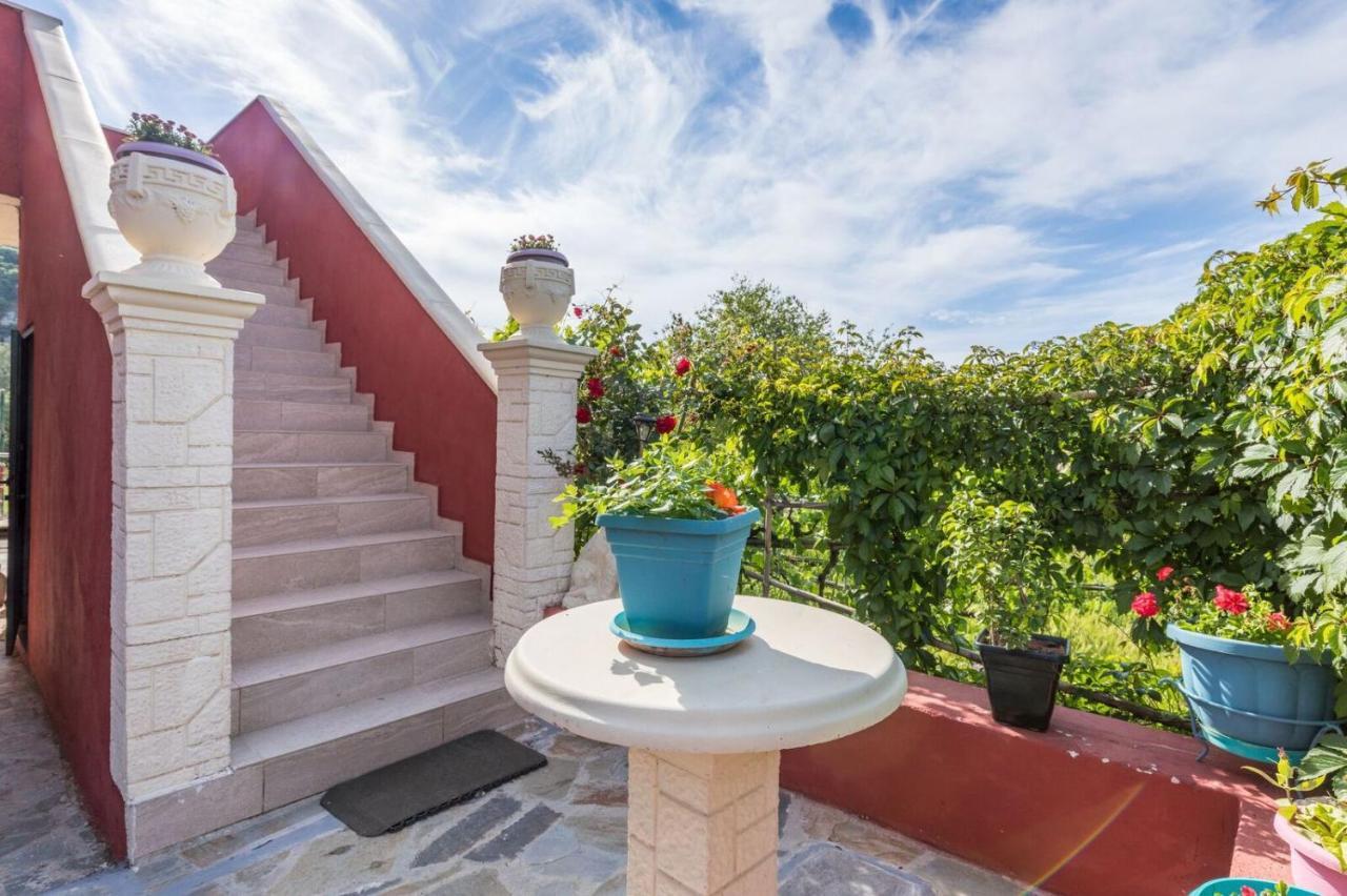 Malotu Resort Sinarádes Екстериор снимка